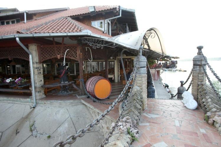 Hotel Dunav Sremski Karlovci Exteriör bild